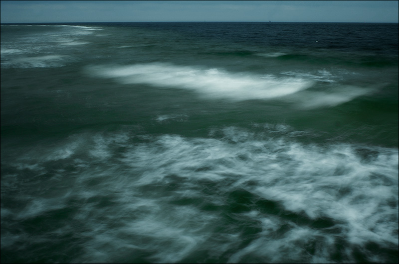 des vagues de la mer Baltique touchent la plage