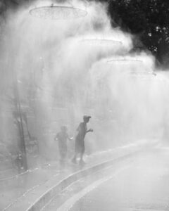 … prendre une petite douche frais dans la canicule .… Paris Plages.