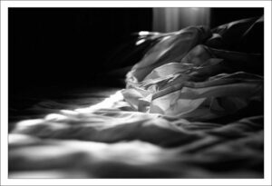 un rayon joue sur la literie. Camaret-sur-Mer, 2012