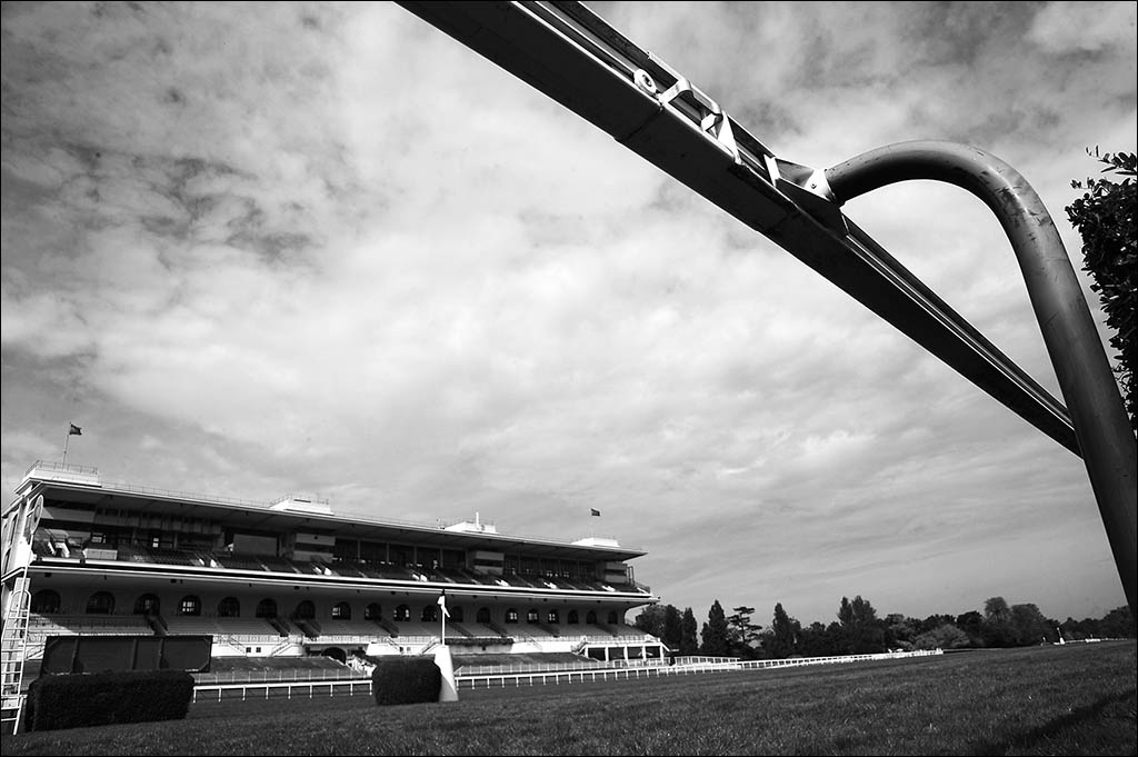 en attendant les prochaines courses. Hippodrome d'Auteuil.