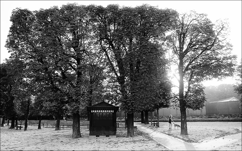 le kiosque est déjà fermé. Jardin du Luxembourg.