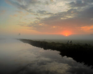 le polder de Ransdorp sous un brouillard matinal
