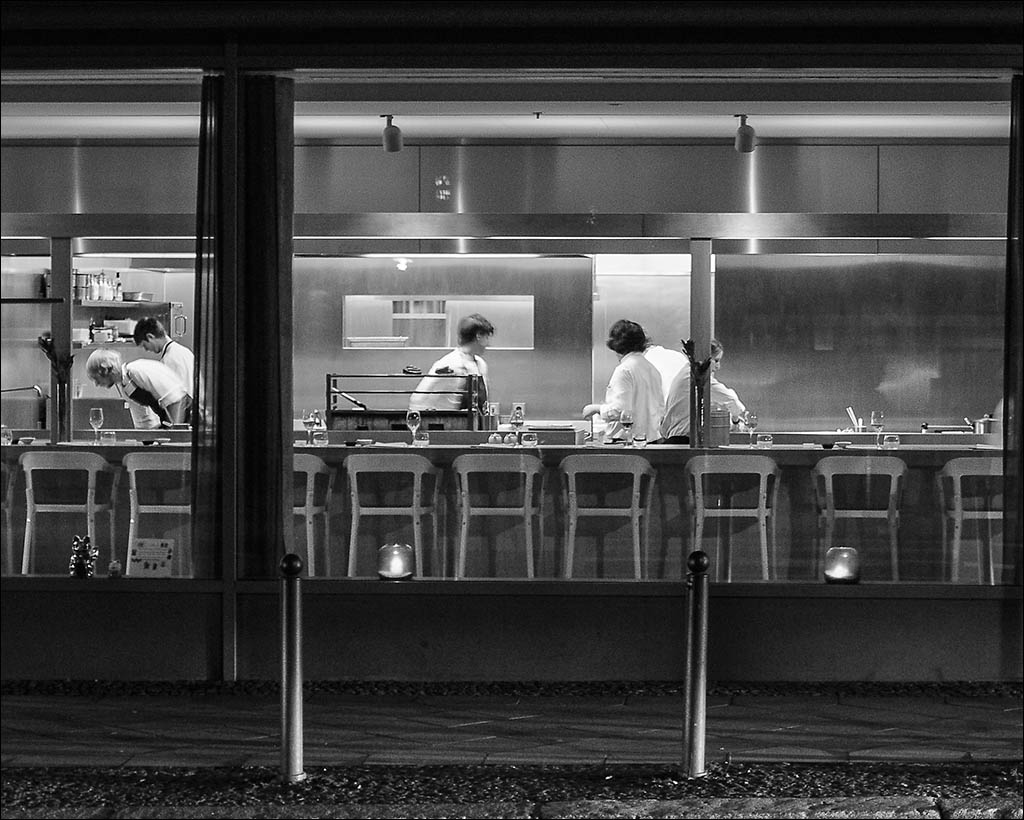 le poste de nuit fait des péparations pour le dîner du jour