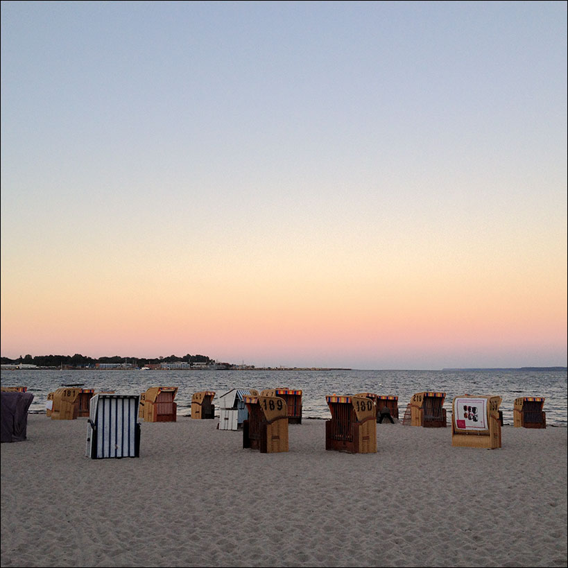 le soleil se couche sur la plage d'Eckernförde. 2014.