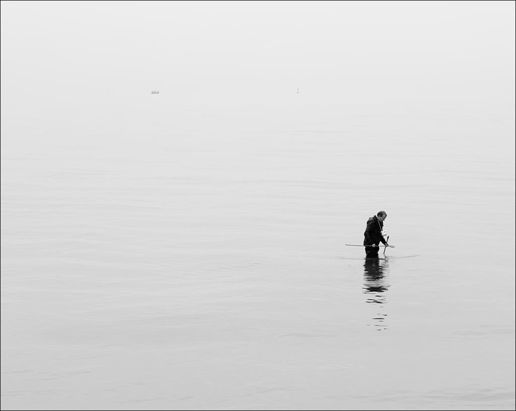 au milieu de nulle part le pêcheur cherche des vers de vase