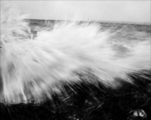 comme une explosion en blancs. En retrait le mémorial naval à Laboe