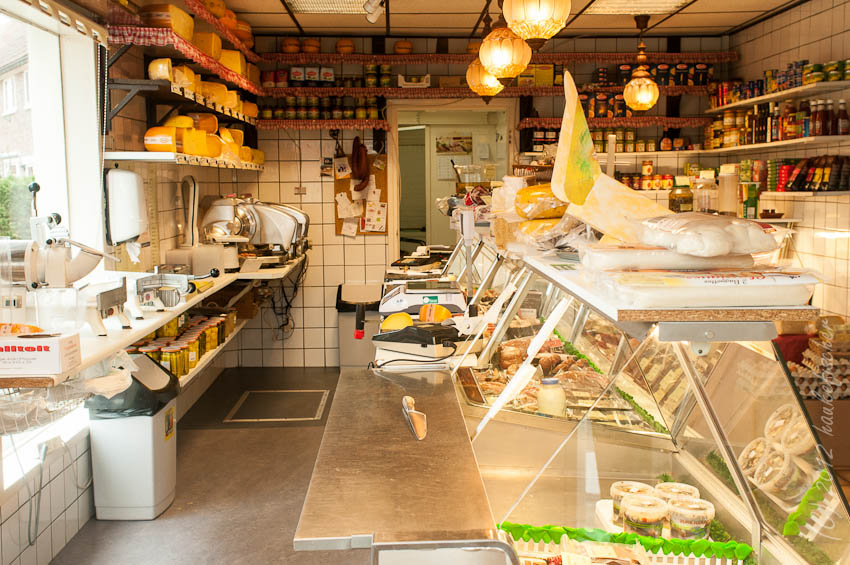 une fromagerie dans le quartier Purmerplein à Nieuwendam. Dessiné par B.T. Boeyinga, l'ensemble dont cette fromagerie est classé monument historique.