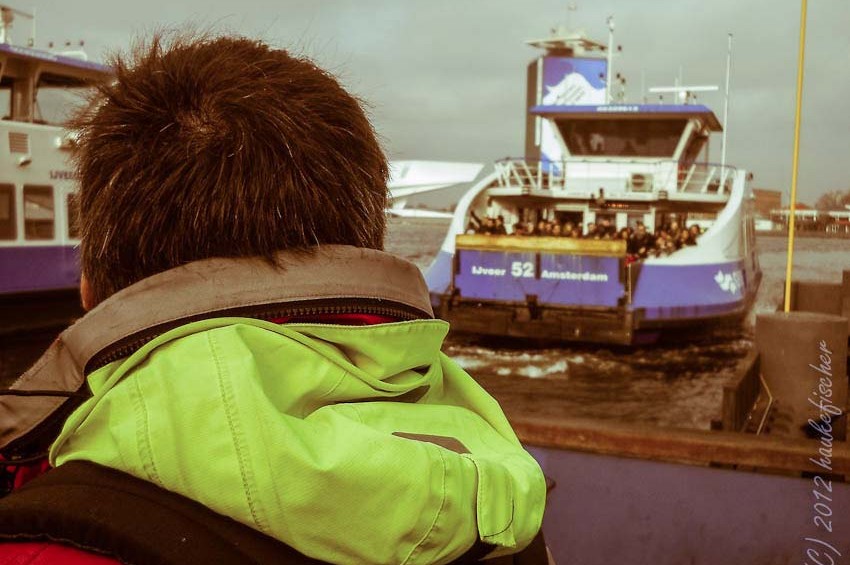 Des bacs relient les quartiers du nord avec la cité d'Amsterdam. Jusqu'au nos jours le trajet est gratuit. Les Amsterdamois pieusement les nomment « het Zwaantje », le p'tit cygne pour ces couleurs. Des bacs relient les quartiers du nord avec la cité d'Amsterdam. Jusqu'au nos jours le trajet est gratuit. Les Amsterdamois pieusement les nomment « het Zwaantje », le p'tit cygne pour ces couleurs.