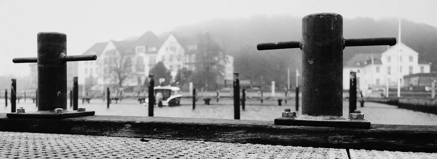 des bollards au port de plaisance de Düsternbrook à Kiel