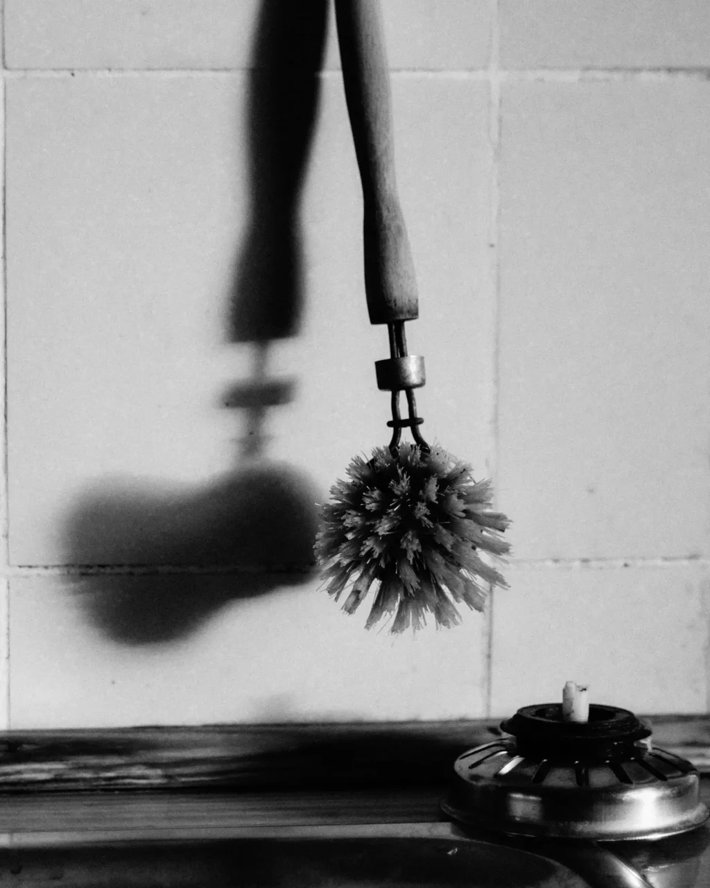 brosse à vaisselle et son ombre